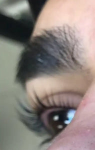 Close-up van oog met volle wimpers en natuurlijke wenkbrauw, huidverzorging zichtbaar